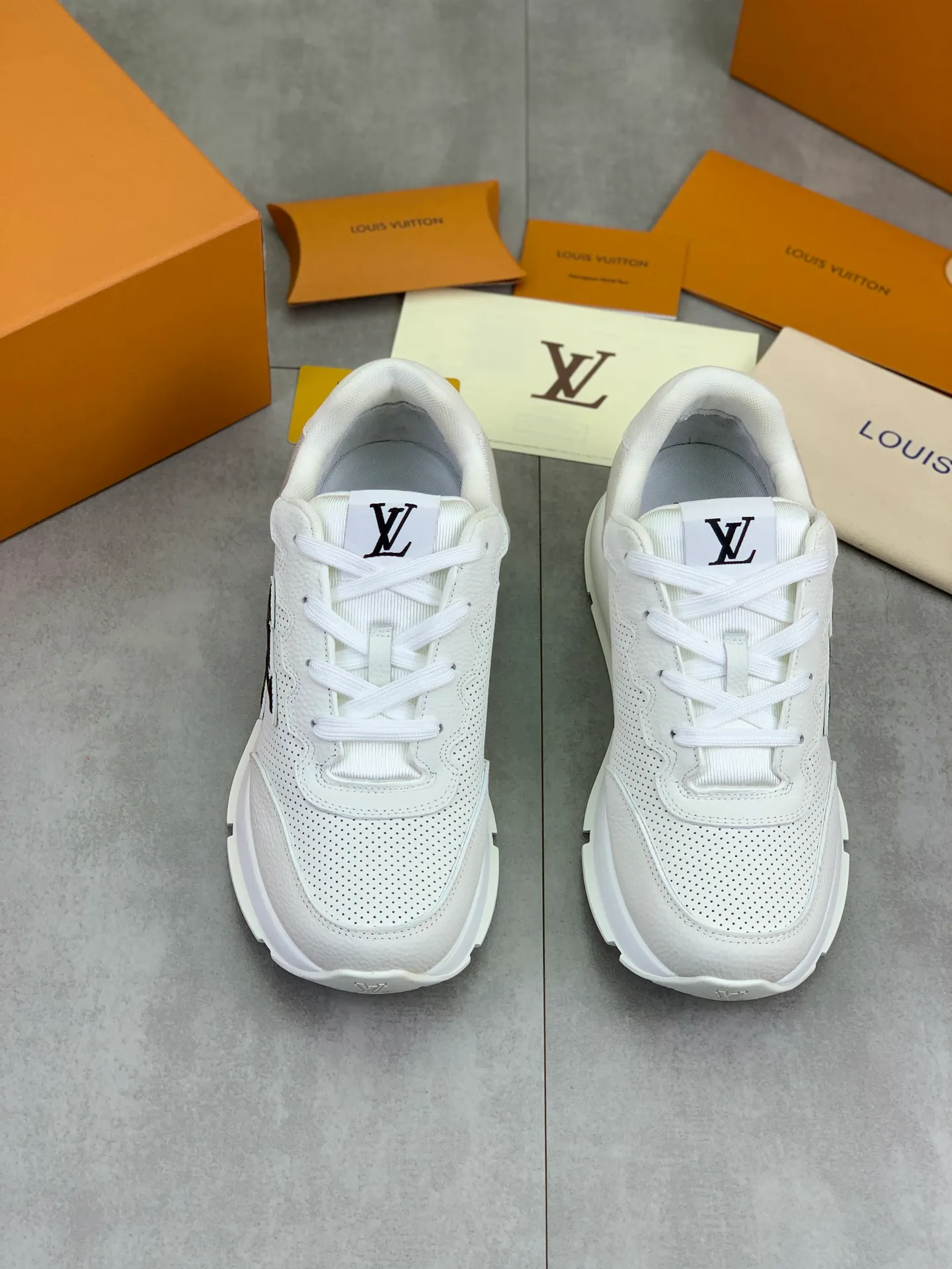 Factory price P700 💶 Top version [LOUIS VUITTON] Couple 🧑‍🤝‍🧑 Craftsman style Counter series (original order) New style 🍀LV Louis Vuitton - top version LV classic high-top trendy shoes! Made of imported original craft calfskin, original breathable lining, and original wear-resistant, lightweight, high-end TPU outsole! High quality products! 3️⃣ colors available, code numbers: female 35-39, male 39-44 (female 40, male 45 46 customized)